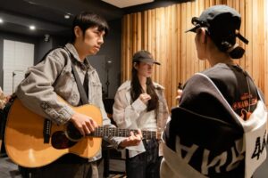 Lee Chien-na Instagram - 從演出結束
大家不斷傳訊息告訴我

畫面好美 很精緻

三個小時完全沒有冷場
很豐富的內容 

樂手演奏好精彩 

音樂總監雕得很細膩

造型好美 衣服好好看

喝水太正了

尤其是特別嘉賓跟女兒那一段
大家都哭到爆炸

女兒唱得超好

你的表演帶給大家好多回憶和感動

很多第一次來看我演唱會的人

也有支持18年的你們

還有一個四年級的孩子 終於存到錢
獨自一個人坐車來到對她陌生的台北

我們很想站起來給你掌聲⋯

還有一些人因為火車延誤錯過了
等等等等。。。！！

你們的發文 訊息 我都有看
我聽到很多很多大家激動的回饋和真實的感受
我才發現
我真的是完成了一場很棒的秀
沒有讓你們失望
謝謝你們

向幕前幕後的每一位優秀的夥伴說聲
辛苦了
謝謝你們成為我的心臟

特別是導演和回浪團隊 
希文 程杰和樂手老師 和聲老師
茉聿 哆啦老師和四位舞者 
Bella Kimber 美寧 和助理們
以及說實話娛樂 劇樂蹦娛樂 矩放實業 環球音樂 同事
還有寬宏藝術
因為李千娜
你們相挺到底！！
真的真的很感激
18年的回憶30幾首歌 3個小時
一個大任務
你們幫我完成了 Respect

最後
謝謝我可愛的女兒「顧穎」
在我這麼重要的第一場演唱會
陪我一起站上這個舞台
❤️❤️❤️

#入戲part2
#幕後花絮
#我的背後