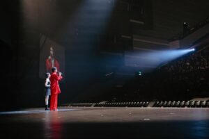 Lee Chien-na Instagram - 從演出結束
大家不斷傳訊息告訴我

畫面好美 很精緻

三個小時完全沒有冷場
很豐富的內容 

樂手演奏好精彩 

音樂總監雕得很細膩

造型好美 衣服好好看

喝水太正了

尤其是特別嘉賓跟女兒那一段
大家都哭到爆炸

女兒唱得超好

你的表演帶給大家好多回憶和感動

很多第一次來看我演唱會的人

也有支持18年的你們

還有一個四年級的孩子 終於存到錢
獨自一個人坐車來到對她陌生的台北

我們很想站起來給你掌聲⋯

還有一些人因為火車延誤錯過了
等等等等。。。！！

你們的發文 訊息 我都有看
我聽到很多很多大家激動的回饋和真實的感受
我才發現
我真的是完成了一場很棒的秀
沒有讓你們失望
謝謝你們

向幕前幕後的每一位優秀的夥伴說聲
辛苦了
謝謝你們成為我的心臟

特別是導演和回浪團隊 
希文 程杰和樂手老師 和聲老師
茉聿 哆啦老師和四位舞者 
Bella Kimber 美寧 和助理們
以及說實話娛樂 劇樂蹦娛樂 矩放實業 環球音樂 同事
還有寬宏藝術
因為李千娜
你們相挺到底！！
真的真的很感激
18年的回憶30幾首歌 3個小時
一個大任務
你們幫我完成了 Respect

最後
謝謝我可愛的女兒「顧穎」
在我這麼重要的第一場演唱會
陪我一起站上這個舞台
❤️❤️❤️

#入戲part2
#幕後花絮
#我的背後