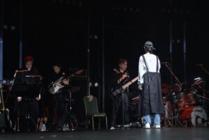 Lee Chien-na Instagram - 從演出結束
大家不斷傳訊息告訴我

畫面好美 很精緻

三個小時完全沒有冷場
很豐富的內容 

樂手演奏好精彩 

音樂總監雕得很細膩

造型好美 衣服好好看

喝水太正了

尤其是特別嘉賓跟女兒那一段
大家都哭到爆炸

女兒唱得超好

你的表演帶給大家好多回憶和感動

很多第一次來看我演唱會的人

也有支持18年的你們

還有一個四年級的孩子 終於存到錢
獨自一個人坐車來到對她陌生的台北

我們很想站起來給你掌聲⋯

還有一些人因為火車延誤錯過了
等等等等。。。！！

你們的發文 訊息 我都有看
我聽到很多很多大家激動的回饋和真實的感受
我才發現
我真的是完成了一場很棒的秀
沒有讓你們失望
謝謝你們

向幕前幕後的每一位優秀的夥伴說聲
辛苦了
謝謝你們成為我的心臟

特別是導演和回浪團隊 
希文 程杰和樂手老師 和聲老師
茉聿 哆啦老師和四位舞者 
Bella Kimber 美寧 和助理們
以及說實話娛樂 劇樂蹦娛樂 矩放實業 環球音樂 同事
還有寬宏藝術
因為李千娜
你們相挺到底！！
真的真的很感激
18年的回憶30幾首歌 3個小時
一個大任務
你們幫我完成了 Respect

最後
謝謝我可愛的女兒「顧穎」
在我這麼重要的第一場演唱會
陪我一起站上這個舞台
❤️❤️❤️

#入戲part2
#幕後花絮
#我的背後
