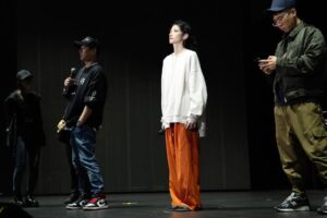 Lee Chien-na Instagram - 從演出結束
大家不斷傳訊息告訴我

畫面好美 很精緻

三個小時完全沒有冷場
很豐富的內容 

樂手演奏好精彩 

音樂總監雕得很細膩

造型好美 衣服好好看

喝水太正了

尤其是特別嘉賓跟女兒那一段
大家都哭到爆炸

女兒唱得超好

你的表演帶給大家好多回憶和感動

很多第一次來看我演唱會的人

也有支持18年的你們

還有一個四年級的孩子 終於存到錢
獨自一個人坐車來到對她陌生的台北

我們很想站起來給你掌聲⋯

還有一些人因為火車延誤錯過了
等等等等。。。！！

你們的發文 訊息 我都有看
我聽到很多很多大家激動的回饋和真實的感受
我才發現
我真的是完成了一場很棒的秀
沒有讓你們失望
謝謝你們

向幕前幕後的每一位優秀的夥伴說聲
辛苦了
謝謝你們成為我的心臟

特別是導演和回浪團隊 
希文 程杰和樂手老師 和聲老師
茉聿 哆啦老師和四位舞者 
Bella Kimber 美寧 和助理們
以及說實話娛樂 劇樂蹦娛樂 矩放實業 環球音樂 同事
還有寬宏藝術
因為李千娜
你們相挺到底！！
真的真的很感激
18年的回憶30幾首歌 3個小時
一個大任務
你們幫我完成了 Respect

最後
謝謝我可愛的女兒「顧穎」
在我這麼重要的第一場演唱會
陪我一起站上這個舞台
❤️❤️❤️

#入戲part2
#幕後花絮
#我的背後