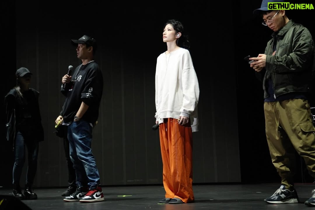 Lee Chien-na - 14.2K Likes - 從演出結束
大家不斷傳訊息告訴我

畫面好美 很精緻

三個小時完全沒有冷場
很豐富的內容 

樂手演奏好精彩 

音樂總監雕得很細膩

造型好美 衣服好好看

喝水太正了

尤其是特別嘉賓跟女兒那一段
大家都哭到爆炸

女兒唱得超好

你的表演帶給大家好多回憶和感動

很多第一次來看我演唱會的人

也有支持18年的你們

還有一個四年級的孩子 終於存到錢
獨自一個人坐車來到對她陌生的台北

我們很想站起來給你掌聲⋯

還有一些人因為火車延誤錯過了
等等等等。。。！！

你們的發文 訊息 我都有看
我聽到很多很多大家激動的回饋和真實的感受
我才發現
我真的是完成了一場很棒的秀
沒有讓你們失望
謝謝你們

向幕前幕後的每一位優秀的夥伴說聲
辛苦了
謝謝你們成為我的心臟

特別是導演和回浪團隊 
希文 程杰和樂手老師 和聲老師
茉聿 哆啦老師和四位舞者 
Bella Kimber 美寧 和助理們
以及說實話娛樂 劇樂蹦娛樂 矩放實業 環球音樂 同事
還有寬宏藝術
因為李千娜
你們相挺到底！！
真的真的很感激
18年的回憶30幾首歌 3個小時
一個大任務
你們幫我完成了 Respect

最後
謝謝我可愛的女兒「顧穎」
在我這麼重要的第一場演唱會
陪我一起站上這個舞台
❤️❤️❤️

#入戲part2
#幕後花絮
#我的背後