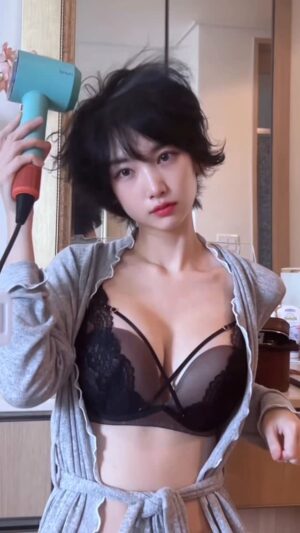 Lee Hae-in Instagram - 드디어 이번주가 크리스마스에요!!🎄
제가 오랜만에 새로운 제작진들과 유튜브 컨텐츠를 만들었답니다~!!
“미니 시트콤” 형식으로 연애에 관한 내용을 공감대있게 담아봤어요~💕
이번주가 크리스마스인만큼 이런주제에 관심이 많으실것같아요 ~~
여러분들은 지금 어떤 연애를 하고계신가요?☺️
이번주 일요일 !! 28일 저녁 8시 이해인 채널에서 공개됩니다 :)
많이놀러와주시고 이번한주도 행복하세요 🤍

#크리스마스 #youtube #드라마 #유튜브 #hair