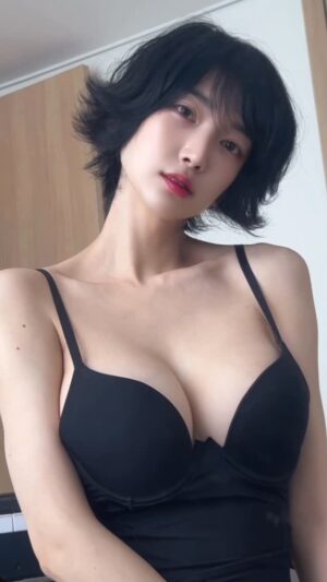 Lee Hae-in Instagram - 🖤_🖤 / 

#단발 #숏컷 #이지 #tiktok #hair #헤어 #헤어스타일 #dyson