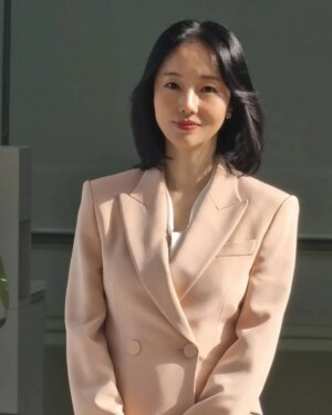 Lee Jung-hyun Instagram - 둘째 출산 후 한 달 만에 이미 약속되었던 광고촬영들을 하고, 대학원의 복학과 함께 육아와 집안 살림... 거기다 제 단편영화들까지 만드는 바람에 몸이 완전히 망가졌어요... 

목디스크도 터지고, 25년전 부터 가수활동을 하면서 격렬한 춤을 추니 무릎 연골도 많이 상했고... 서아 서우 모유수유까지 하니 허리디스크까지 왔었어요 ㅜㅜ 

꾸준히 치료받은덕에 엉망이었던 저의 몸이 완치되어 안아프니 정말 너무 행복하네요🌸🙏

@yonseiwa
