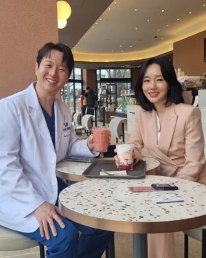 Lee Jung-hyun Instagram - 둘째 출산 후 한 달 만에 이미 약속되었던 광고촬영들을 하고, 대학원의 복학과 함께 육아와 집안 살림... 거기다 제 단편영화들까지 만드는 바람에 몸이 완전히 망가졌어요... 

목디스크도 터지고, 25년전 부터 가수활동을 하면서 격렬한 춤을 추니 무릎 연골도 많이 상했고... 서아 서우 모유수유까지 하니 허리디스크까지 왔었어요 ㅜㅜ 

꾸준히 치료받은덕에 엉망이었던 저의 몸이 완치되어 안아프니 정말 너무 행복하네요🌸🙏

@yonseiwa