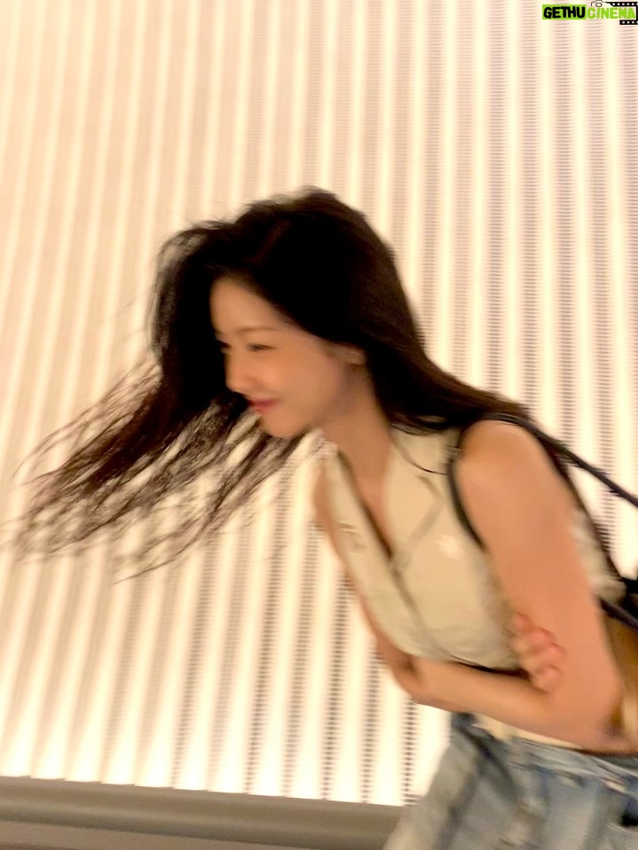 Lee Se-hee - 18K Likes - 이렇게 하면 잘 나온대여 근데 친구도 두고 나가랴함 

#사의찬미 소민언니 너무 사랑스러워요 ☺️💖
모든 배우분들 최고 👍😉