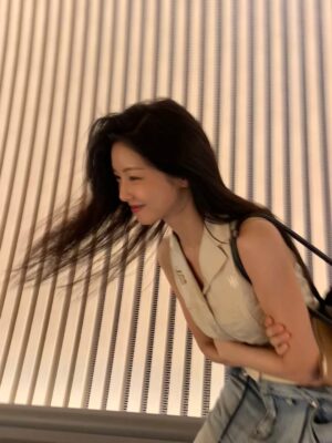 Lee Se-hee Instagram - 이렇게 하면 잘 나온대여 근데 친구도 두고 나가랴함 

#사의찬미 소민언니 너무 사랑스러워요 ☺️💖
모든 배우분들 최고 👍😉