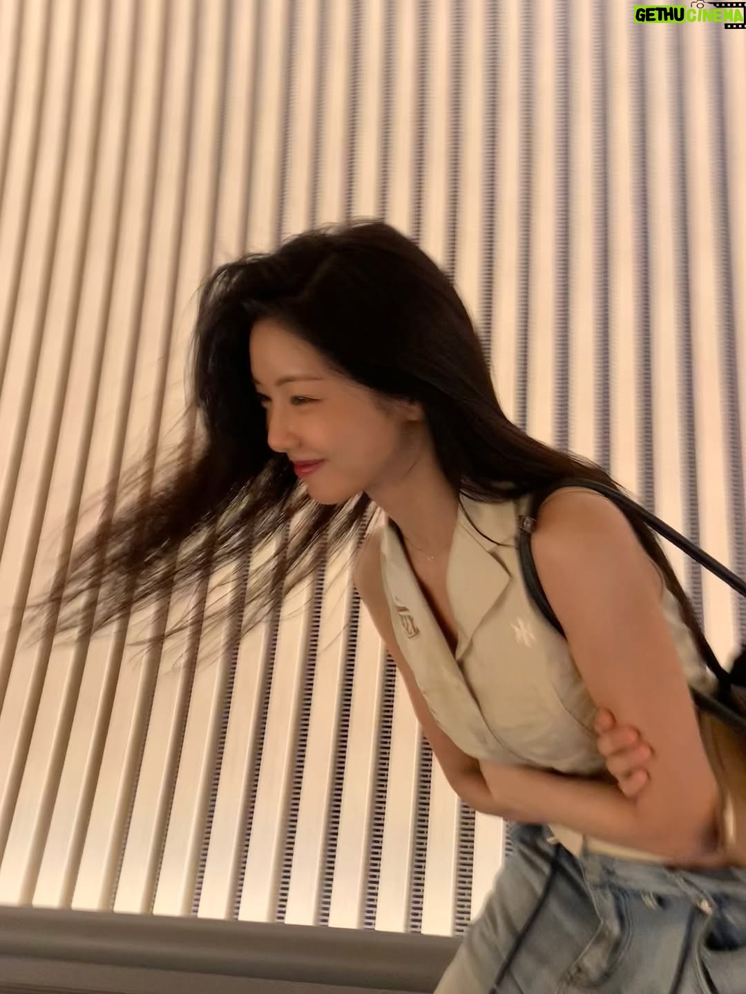 Lee Se-hee - 18K Likes - 이렇게 하면 잘 나온대여 근데 친구도 두고 나가랴함 

#사의찬미 소민언니 너무 사랑스러워요 ☺️💖
모든 배우분들 최고 👍😉