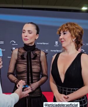 Leticia Dolera Instagram - Anoche fueron los @premiosforque a los que acudimos nominadas a mejor serie de ficción por Pubertat.

Gracias @betsyturnez y @nurigago por acompañarme representando la serie.

Gracias @diorling1 y @diorbeauty por el precioso maquillaje y peinado.

Gracias @pedrodelhierro_official por el vestidazo. Y @marinagarciajoyas por los pendientes puñal. 🗡️

Cuando llegué al final de las entrevistas ya no quedaban canapés, pero las previsoras de @nurigago y @martagodp me dieron barritas y cosas. 😍😅

En el último vídeo aparece @julietacardinali recogiendo el premio para la película BELEN dirigida por Dolores Fonzi y con la producción de mi querida  @leti_cristi que ganó el Premio a la Mejor Película Latinoamericana.