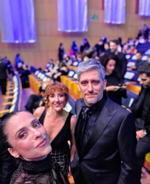 Leticia Dolera Instagram - Anoche fueron los @premiosforque a los que acudimos nominadas a mejor serie de ficción por Pubertat.

Gracias @betsyturnez y @nurigago por acompañarme representando la serie.

Gracias @diorling1 y @diorbeauty por el precioso maquillaje y peinado.

Gracias @pedrodelhierro_official por el vestidazo. Y @marinagarciajoyas por los pendientes puñal. 🗡️

Cuando llegué al final de las entrevistas ya no quedaban canapés, pero las previsoras de @nurigago y @martagodp me dieron barritas y cosas. 😍😅

En el último vídeo aparece @julietacardinali recogiendo el premio para la película BELEN dirigida por Dolores Fonzi y con la producción de mi querida  @leti_cristi que ganó el Premio a la Mejor Película Latinoamericana.