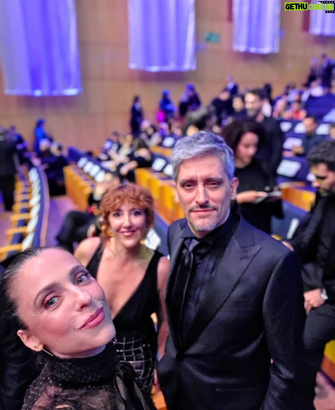 Leticia Dolera - 5.8K Likes - Anoche fueron los @premiosforque a los que acudimos nominadas a mejor serie de ficción por Pubertat.

Gracias @betsyturnez y @nurigago por acompañarme representando la serie.

Gracias @diorling1 y @diorbeauty por el precioso maquillaje y peinado.

Gracias @pedrodelhierro_official por el vestidazo. Y @marinagarciajoyas por los pendientes puñal. 🗡️

Cuando llegué al final de las entrevistas ya no quedaban canapés, pero las previsoras de @nurigago y @martagodp me dieron barritas y cosas. 😍😅

En el último vídeo aparece @julietacardinali recogiendo el premio para la película BELEN dirigida por Dolores Fonzi y con la producción de mi querida  @leti_cristi que ganó el Premio a la Mejor Película Latinoamericana.