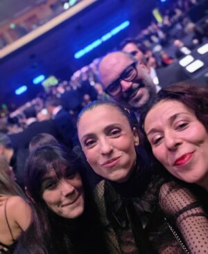 Leticia Dolera Instagram - Anoche fueron los @premiosforque a los que acudimos nominadas a mejor serie de ficción por Pubertat.

Gracias @betsyturnez y @nurigago por acompañarme representando la serie.

Gracias @diorling1 y @diorbeauty por el precioso maquillaje y peinado.

Gracias @pedrodelhierro_official por el vestidazo. Y @marinagarciajoyas por los pendientes puñal. 🗡️

Cuando llegué al final de las entrevistas ya no quedaban canapés, pero las previsoras de @nurigago y @martagodp me dieron barritas y cosas. 😍😅

En el último vídeo aparece @julietacardinali recogiendo el premio para la película BELEN dirigida por Dolores Fonzi y con la producción de mi querida  @leti_cristi que ganó el Premio a la Mejor Película Latinoamericana.