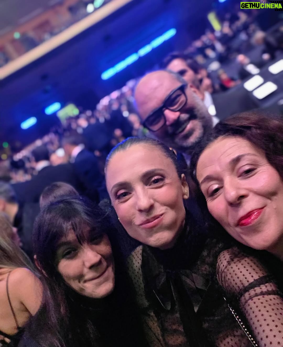 Leticia Dolera - 5.8K Likes - Anoche fueron los @premiosforque a los que acudimos nominadas a mejor serie de ficción por Pubertat.

Gracias @betsyturnez y @nurigago por acompañarme representando la serie.

Gracias @diorling1 y @diorbeauty por el precioso maquillaje y peinado.

Gracias @pedrodelhierro_official por el vestidazo. Y @marinagarciajoyas por los pendientes puñal. 🗡️

Cuando llegué al final de las entrevistas ya no quedaban canapés, pero las previsoras de @nurigago y @martagodp me dieron barritas y cosas. 😍😅

En el último vídeo aparece @julietacardinali recogiendo el premio para la película BELEN dirigida por Dolores Fonzi y con la producción de mi querida  @leti_cristi que ganó el Premio a la Mejor Película Latinoamericana.