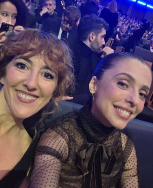 Leticia Dolera Instagram - Anoche fueron los @premiosforque a los que acudimos nominadas a mejor serie de ficción por Pubertat.

Gracias @betsyturnez y @nurigago por acompañarme representando la serie.

Gracias @diorling1 y @diorbeauty por el precioso maquillaje y peinado.

Gracias @pedrodelhierro_official por el vestidazo. Y @marinagarciajoyas por los pendientes puñal. 🗡️

Cuando llegué al final de las entrevistas ya no quedaban canapés, pero las previsoras de @nurigago y @martagodp me dieron barritas y cosas. 😍😅

En el último vídeo aparece @julietacardinali recogiendo el premio para la película BELEN dirigida por Dolores Fonzi y con la producción de mi querida  @leti_cristi que ganó el Premio a la Mejor Película Latinoamericana.