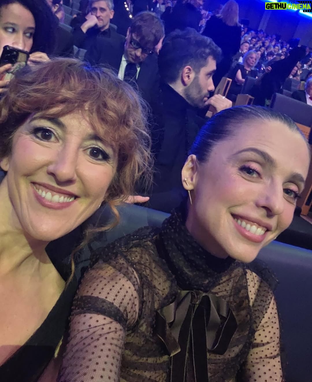 Leticia Dolera - 5.8K Likes - Anoche fueron los @premiosforque a los que acudimos nominadas a mejor serie de ficción por Pubertat.

Gracias @betsyturnez y @nurigago por acompañarme representando la serie.

Gracias @diorling1 y @diorbeauty por el precioso maquillaje y peinado.

Gracias @pedrodelhierro_official por el vestidazo. Y @marinagarciajoyas por los pendientes puñal. 🗡️

Cuando llegué al final de las entrevistas ya no quedaban canapés, pero las previsoras de @nurigago y @martagodp me dieron barritas y cosas. 😍😅

En el último vídeo aparece @julietacardinali recogiendo el premio para la película BELEN dirigida por Dolores Fonzi y con la producción de mi querida  @leti_cristi que ganó el Premio a la Mejor Película Latinoamericana.