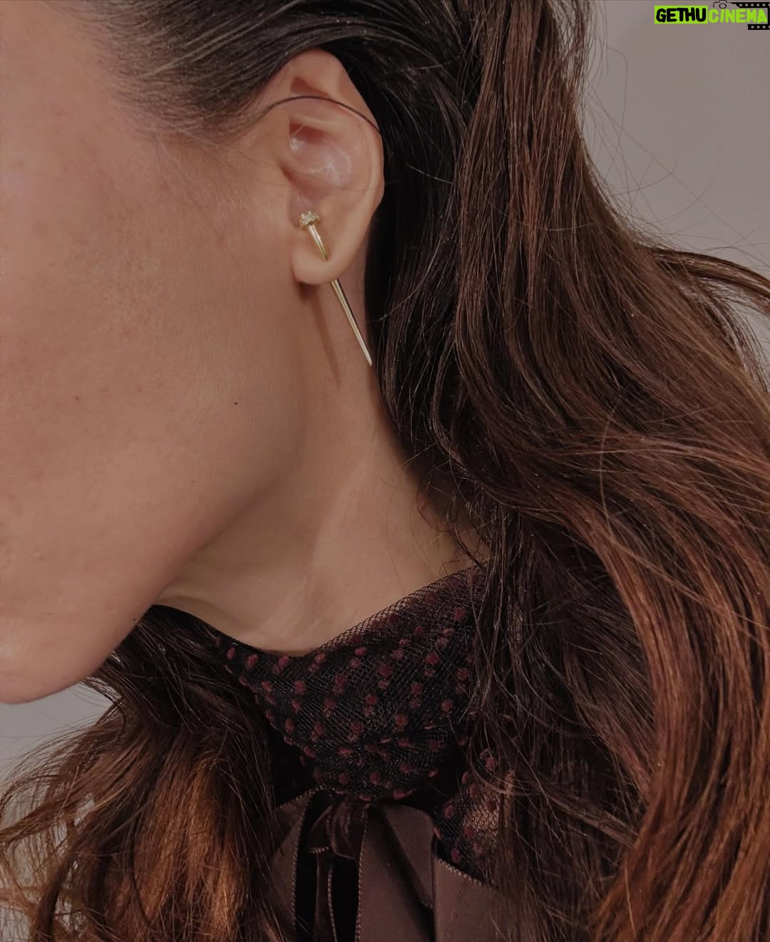 Leticia Dolera - 5.8K Likes - Anoche fueron los @premiosforque a los que acudimos nominadas a mejor serie de ficción por Pubertat.

Gracias @betsyturnez y @nurigago por acompañarme representando la serie.

Gracias @diorling1 y @diorbeauty por el precioso maquillaje y peinado.

Gracias @pedrodelhierro_official por el vestidazo. Y @marinagarciajoyas por los pendientes puñal. 🗡️

Cuando llegué al final de las entrevistas ya no quedaban canapés, pero las previsoras de @nurigago y @martagodp me dieron barritas y cosas. 😍😅

En el último vídeo aparece @julietacardinali recogiendo el premio para la película BELEN dirigida por Dolores Fonzi y con la producción de mi querida  @leti_cristi que ganó el Premio a la Mejor Película Latinoamericana.