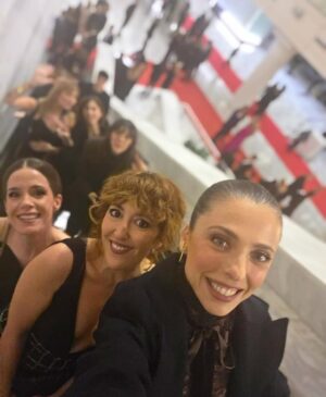 Leticia Dolera Instagram - Anoche fueron los @premiosforque a los que acudimos nominadas a mejor serie de ficción por Pubertat.

Gracias @betsyturnez y @nurigago por acompañarme representando la serie.

Gracias @diorling1 y @diorbeauty por el precioso maquillaje y peinado.

Gracias @pedrodelhierro_official por el vestidazo. Y @marinagarciajoyas por los pendientes puñal. 🗡️

Cuando llegué al final de las entrevistas ya no quedaban canapés, pero las previsoras de @nurigago y @martagodp me dieron barritas y cosas. 😍😅

En el último vídeo aparece @julietacardinali recogiendo el premio para la película BELEN dirigida por Dolores Fonzi y con la producción de mi querida  @leti_cristi que ganó el Premio a la Mejor Película Latinoamericana.