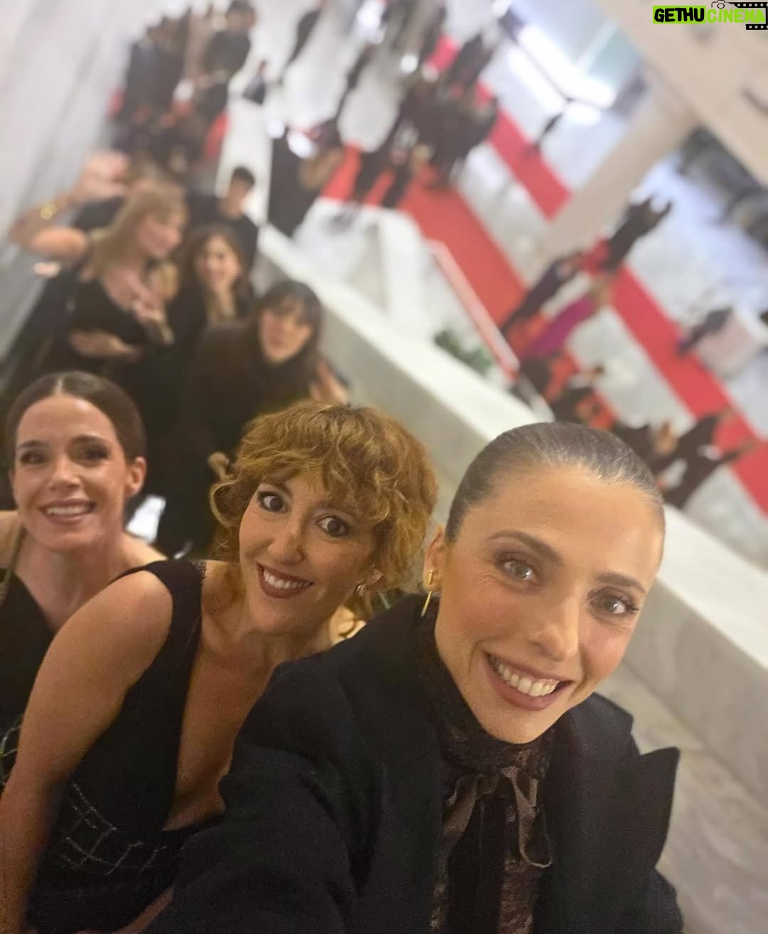 Leticia Dolera - 5.8K Likes - Anoche fueron los @premiosforque a los que acudimos nominadas a mejor serie de ficción por Pubertat.

Gracias @betsyturnez y @nurigago por acompañarme representando la serie.

Gracias @diorling1 y @diorbeauty por el precioso maquillaje y peinado.

Gracias @pedrodelhierro_official por el vestidazo. Y @marinagarciajoyas por los pendientes puñal. 🗡️

Cuando llegué al final de las entrevistas ya no quedaban canapés, pero las previsoras de @nurigago y @martagodp me dieron barritas y cosas. 😍😅

En el último vídeo aparece @julietacardinali recogiendo el premio para la película BELEN dirigida por Dolores Fonzi y con la producción de mi querida  @leti_cristi que ganó el Premio a la Mejor Película Latinoamericana.