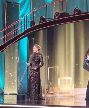 Leticia Dolera Instagram - Anoche fueron los @premiosforque a los que acudimos nominadas a mejor serie de ficción por Pubertat.

Gracias @betsyturnez y @nurigago por acompañarme representando la serie.

Gracias @diorling1 y @diorbeauty por el precioso maquillaje y peinado.

Gracias @pedrodelhierro_official por el vestidazo. Y @marinagarciajoyas por los pendientes puñal. 🗡️

Cuando llegué al final de las entrevistas ya no quedaban canapés, pero las previsoras de @nurigago y @martagodp me dieron barritas y cosas. 😍😅

En el último vídeo aparece @julietacardinali recogiendo el premio para la película BELEN dirigida por Dolores Fonzi y con la producción de mi querida  @leti_cristi que ganó el Premio a la Mejor Película Latinoamericana.