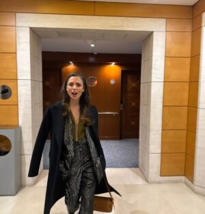 Leticia Dolera Instagram - La noche de anoche 🥰
GRACIAS GRACIAS GRACIAS 
Gracias por las bonitas palabras. 
No llego a contestar todos los mensajes, pero los voy leyendo todos con mucha emoción. 💜

Gracias @pedrodelhierro_official @thomassabo y @backstagebcn