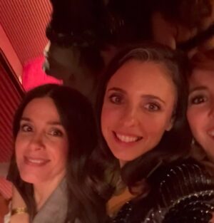 Leticia Dolera Instagram - La noche de anoche 🥰
GRACIAS GRACIAS GRACIAS 
Gracias por las bonitas palabras. 
No llego a contestar todos los mensajes, pero los voy leyendo todos con mucha emoción. 💜

Gracias @pedrodelhierro_official @thomassabo y @backstagebcn