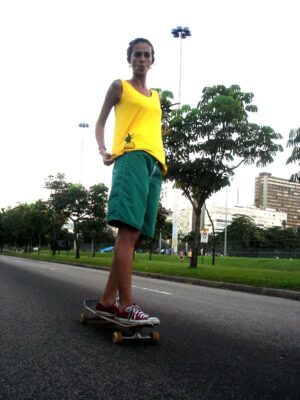 Letrux Instagram - 1- com as cores do brasyl no aterro hahahaha tadinha
2- doidona de havaianas na floresta da tijuca
3- isso foi pra revista da mtv, uma matéria sobre mina andando de skate/long

essa música do post é do ano que eu nasci: oitenta&2. essa banda é foda, Descendents, punks da califórnia, adoro ⚡️