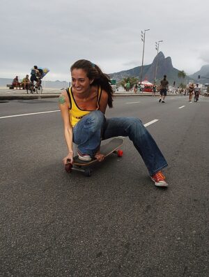 Letrux Instagram - 1- com as cores do brasyl no aterro hahahaha tadinha
2- doidona de havaianas na floresta da tijuca
3- isso foi pra revista da mtv, uma matéria sobre mina andando de skate/long

essa música do post é do ano que eu nasci: oitenta&2. essa banda é foda, Descendents, punks da califórnia, adoro ⚡️