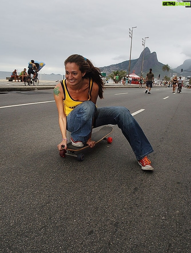 Letrux - 7.3K Likes - 1- com as cores do brasyl no aterro hahahaha tadinha
2- doidona de havaianas na floresta da tijuca
3- isso foi pra revista da mtv, uma matéria sobre mina andando de skate/long

essa música do post é do ano que eu nasci: oitenta&2. essa banda é foda, Descendents, punks da califórnia, adoro ⚡️