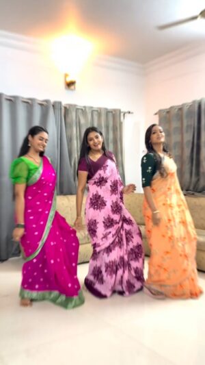 Likitha Murthy Instagram - Late to trend 💃🏻💝
.
.
#trending #dance #sisters