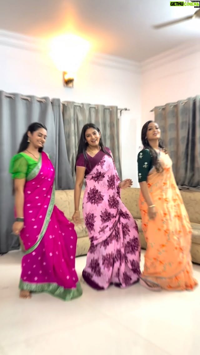 Likitha Murthy - 34.3K Likes - Late to trend 💃🏻💝
.
.
#trending #dance #sisters