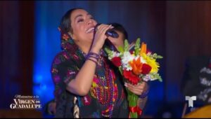 Lila Downs Instagram - Con el corazón en la mano, Lila Downs rinde homenaje en su cumpleaños a ‘La Morenita del Tepeyac’ 🌹🎉🤍

 #MañanitasALaVirgen