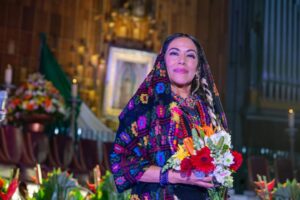 Lila Downs Instagram - “Hoy alzamos la voz y el corazón para la Virgen de Guadalupe, morena de maíz y de cielo. Que su manto florezca sobre nuestro camino, que su canto antiguo nos recuerde quiénes somos y de dónde venimos. Madre guadalupana, guía nuestros pasos con tu luz que vibra como tambor en el alma.” ✨✨✨✨✨✨✨✨✨✨✨✨✨

📸 @telemundo Ivan Manjarrez