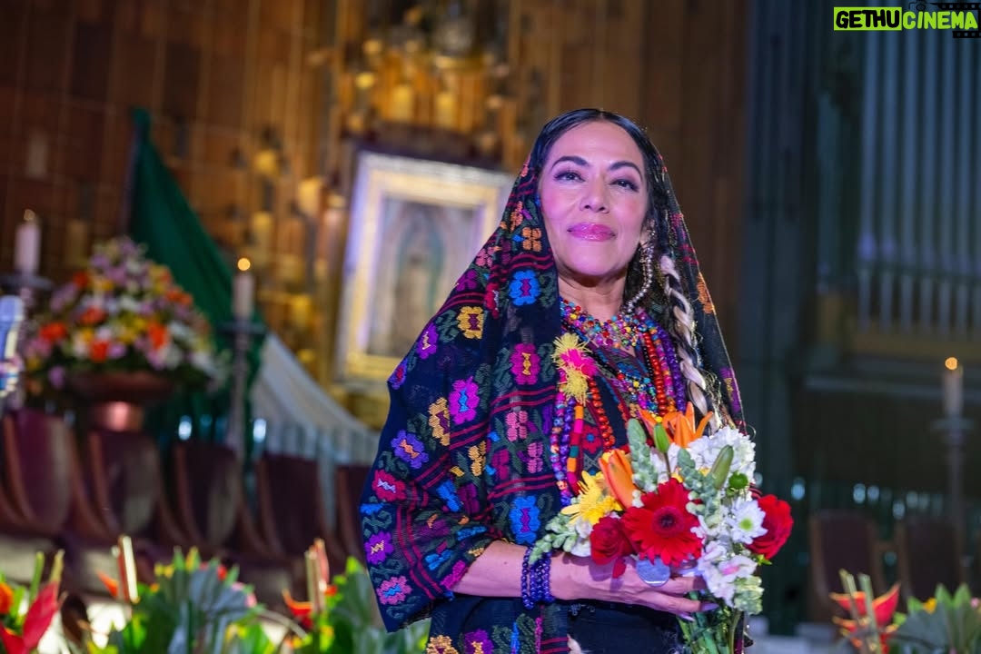 Lila Downs - 13.8K Likes - “Hoy alzamos la voz y el corazón para la Virgen de Guadalupe, morena de maíz y de cielo. Que su manto florezca sobre nuestro camino, que su canto antiguo nos recuerde quiénes somos y de dónde venimos. Madre guadalupana, guía nuestros pasos con tu luz que vibra como tambor en el alma.” ✨✨✨✨✨✨✨✨✨✨✨✨✨

📸 @telemundo Ivan Manjarrez