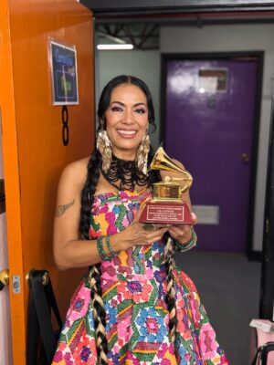 Lila Downs Instagram - Apenas recibimos este importante reconocimiento de los @latingrammys gracias a ustedes nuestro público y a nuestros colegas músicas y músicos 🙏 #raíz #raiznuncamefui