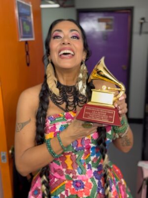 Lila Downs Instagram - Apenas recibimos este importante reconocimiento de los @latingrammys gracias a ustedes nuestro público y a nuestros colegas músicas y músicos 🙏 #raíz #raiznuncamefui