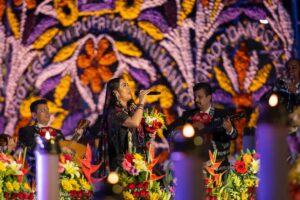 Lila Downs Instagram - “Hoy alzamos la voz y el corazón para la Virgen de Guadalupe, morena de maíz y de cielo. Que su manto florezca sobre nuestro camino, que su canto antiguo nos recuerde quiénes somos y de dónde venimos. Madre guadalupana, guía nuestros pasos con tu luz que vibra como tambor en el alma.” ✨✨✨✨✨✨✨✨✨✨✨✨✨

📸 @telemundo Ivan Manjarrez