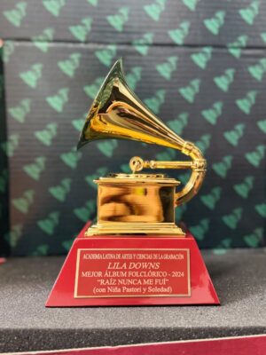 Lila Downs Instagram - Apenas recibimos este importante reconocimiento de los @latingrammys gracias a ustedes nuestro público y a nuestros colegas músicas y músicos 🙏 #raíz #raiznuncamefui
