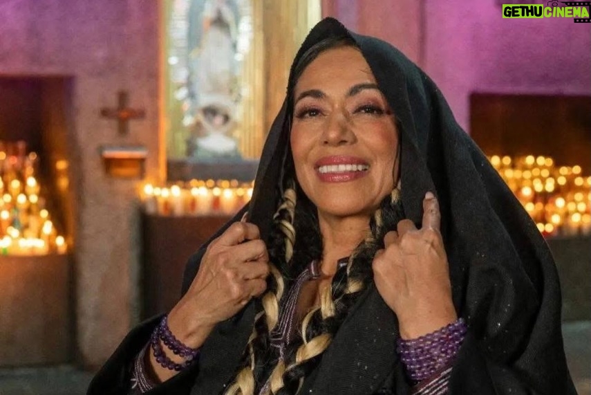 Lila Downs - 13.8K Likes - “Hoy alzamos la voz y el corazón para la Virgen de Guadalupe, morena de maíz y de cielo. Que su manto florezca sobre nuestro camino, que su canto antiguo nos recuerde quiénes somos y de dónde venimos. Madre guadalupana, guía nuestros pasos con tu luz que vibra como tambor en el alma.” ✨✨✨✨✨✨✨✨✨✨✨✨✨

📸 @telemundo Ivan Manjarrez