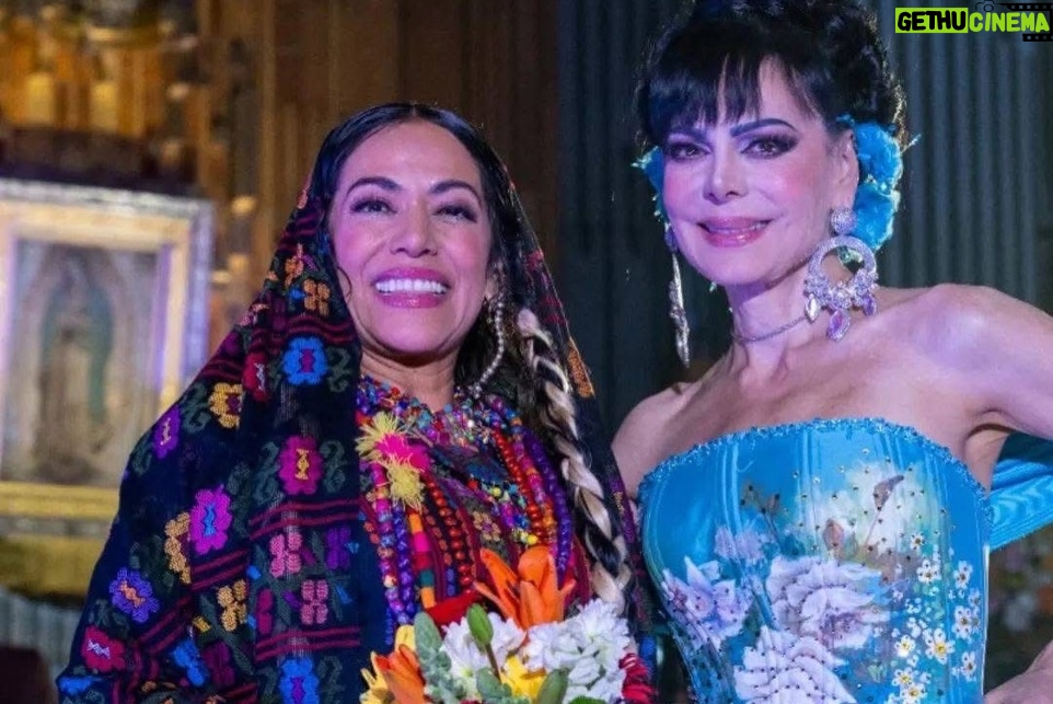 Lila Downs - 13.8K Likes - “Hoy alzamos la voz y el corazón para la Virgen de Guadalupe, morena de maíz y de cielo. Que su manto florezca sobre nuestro camino, que su canto antiguo nos recuerde quiénes somos y de dónde venimos. Madre guadalupana, guía nuestros pasos con tu luz que vibra como tambor en el alma.” ✨✨✨✨✨✨✨✨✨✨✨✨✨

📸 @telemundo Ivan Manjarrez