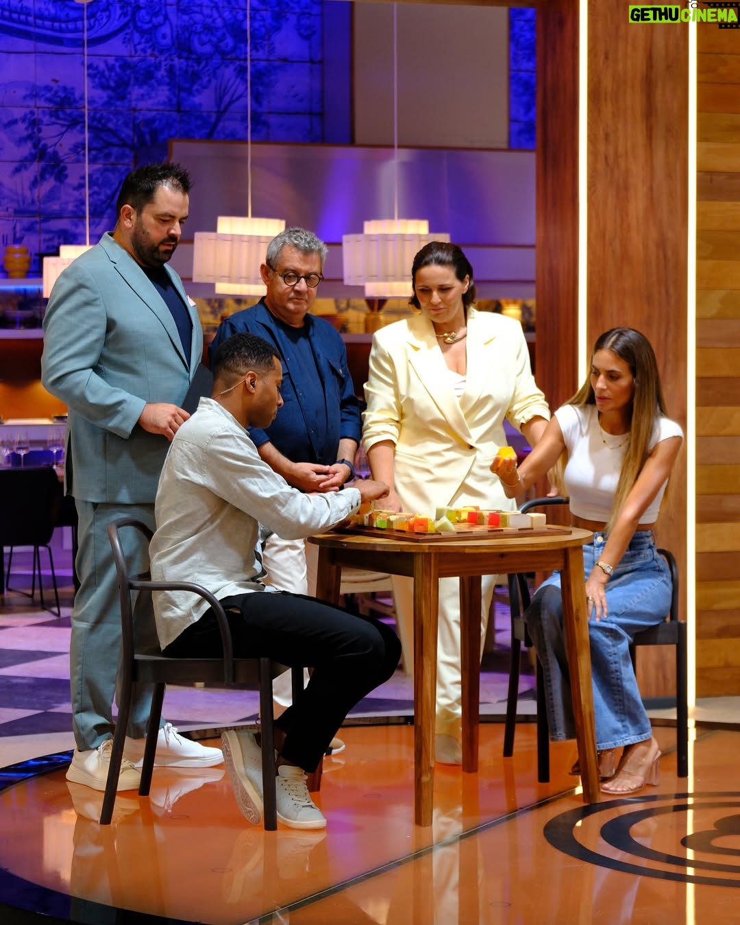 Liliana Santos - 295 Likes - Dois convidados de excelência!😍 Esta semana, @nelson_evora e @lilianasantos juntam-se a nós na Cozinha do MasterChef Portugal para a famosa Prova dos Cubos, com jogos emocionantes e sentidos postos à prova.✨
Não vais querer perder, sábado às 21h, na @rtppt!👀

#masterchefportugal #rtp