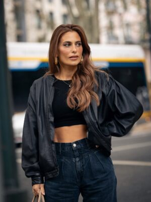 Liliana Santos Instagram - Black friday 🩷 For the women like me 🩷

Ph: @steve.zamora 

#black #friday #love #womeninspiringwomen #women #wearestrongtogether #hair