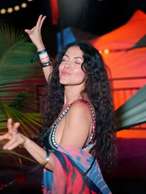 Lina Castrillón Instagram - 🌙…y la luna lo presenció todo 
🙌 @soulsticedance Nació como nacen las grandes cosas con intención 🙌 raíz y propósito . 
@alvarogutierrez & @themotherearthcalling 🇨🇴🇨🇴🇨🇴

Gracias a todos los que creyeron en el llamado . 
@clemont.co @dislicores @maestrodobel.col @jpchenetcol @redbullcol @cayenamasayacollection @antioquenomag @casadanncarlton @descubre.travel @utropicotravel @aperolspritzco @gwscol 
•
•
• Mis 📸 @armaniph