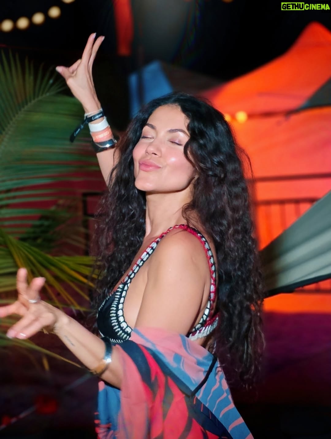 Lina Castrillón - 1.3K Likes - 🌙…y la luna lo presenció todo 
🙌 @soulsticedance Nació como nacen las grandes cosas con intención 🙌 raíz y propósito . 
@alvarogutierrez & @themotherearthcalling 🇨🇴🇨🇴🇨🇴

Gracias a todos los que creyeron en el llamado . 
@clemont.co @dislicores @maestrodobel.col @jpchenetcol @redbullcol @cayenamasayacollection @antioquenomag @casadanncarlton @descubre.travel @utropicotravel @aperolspritzco @gwscol 
•
•
• Mis 📸 @armaniph