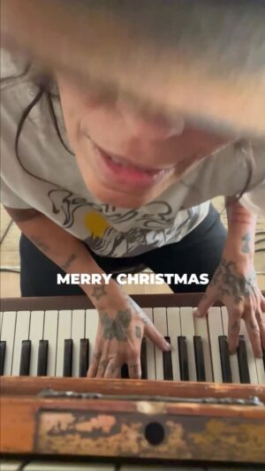 Linda Perry Instagram - I hope you had a great year. 🎄
