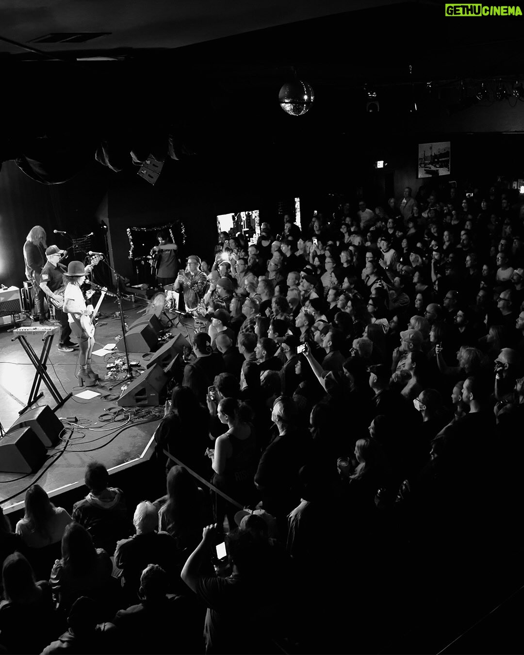 Linda Perry - 3.8K Likes - Fresh off social media ubiquity, Linda Perry & 4 Non Blondes are back on the club circuit for the first time in three decades.

This week they’ve sold out The Roxy in West Hollywood and Great American Music Hall in San Francisco over four nights.

Swipe for some photos of the shows so far and live video of the band’s new song, “Hollow”.

Perry is set to release a solo album, Let It Die Here, and a documentary of the same name next year, while 4 Non Blondes are also working on a new album for 2026 as well.

(📸: Chuck Saftler)