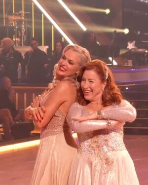 Lisa Ann Walter Instagram - Elaine Hendrix and pro Alan Bersten perform a Foxtrot to “This Will Be (An Everlasting Love)” by Natalie Cole dedicated to Elaine’s best friend, Lisa Ann Walter. #DedicationNight #DWTS