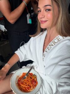 Lisa-Marie Koroll Instagram - Thank you for having me at this year’s premiere of Guillermo del Toro’s “Frankstein” @armanibeauty!
Thank you for that special time ✨

#armanimakeup #armanifragrance