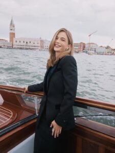 Lisa-Marie Koroll Instagram - Thank you for having me at this year’s premiere of Guillermo del Toro’s “Frankstein” @armanibeauty!
Thank you for that special time ✨

#armanimakeup #armanifragrance
