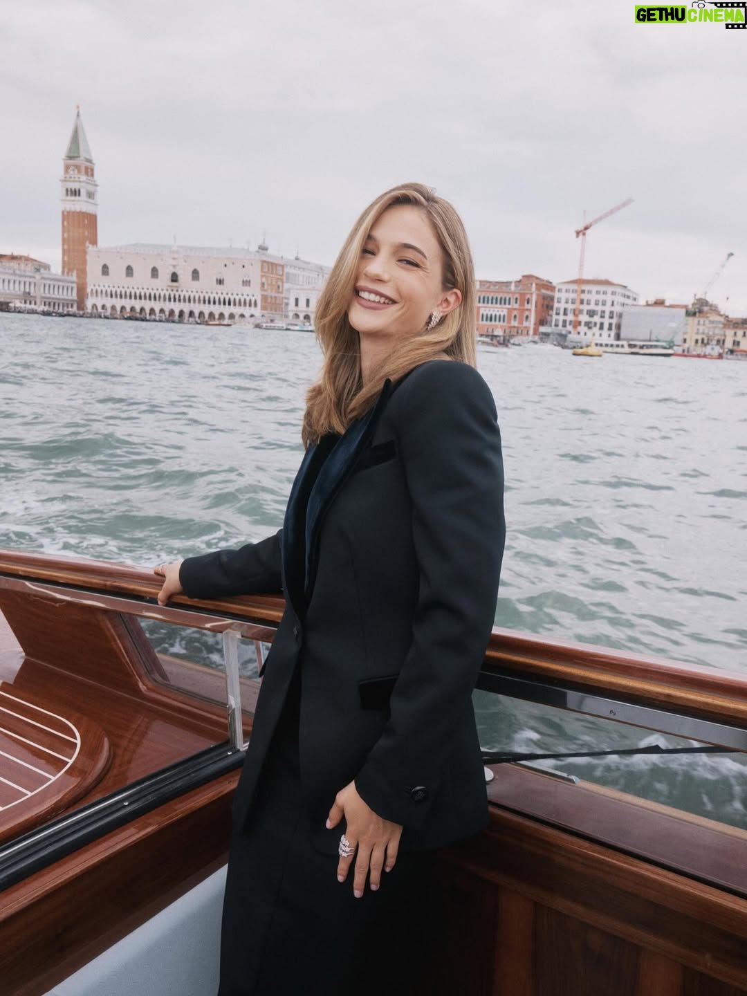 Lisa-Marie Koroll - 13.9K Likes - Thank you for having me at this year’s premiere of Guillermo del Toro’s “Frankstein” @armanibeauty!
Thank you for that special time ✨

#armanimakeup #armanifragrance