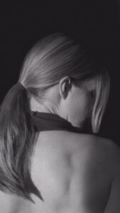 Lisa-Marie Koroll Instagram - A scent that lingers… even in the dark. 

@armanibeauty #armanifragrance #armanimakeup